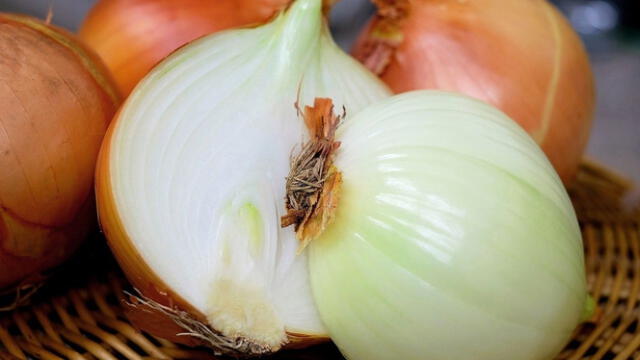 El CDC emitió una alerta sanitaria por el brote de E. coli y se presume que la cebolla sería el ingrediente contaminado. Foto: La Voz de Galicia   