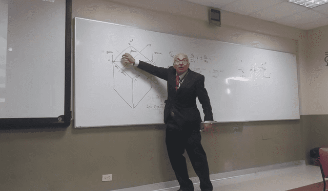  Los videos de las clases del ingeniero Genaro Delgado se han popularizado en TikTok y Youtube. Foto.   