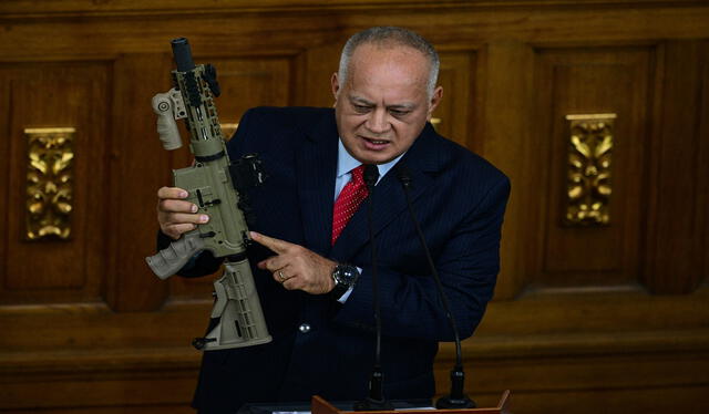  Diosdado Cabello presentó sin pruebas a ciudadanos extranjeros como supuestos mercenarios que iban a atentar contra líderes chavistas. Foto: AFP   