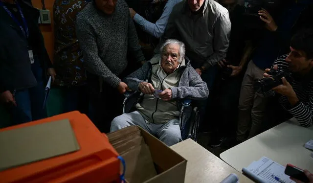  "Pepe" Mujica fue a su centro de votación en silla de ruedas. Foto: AFP   