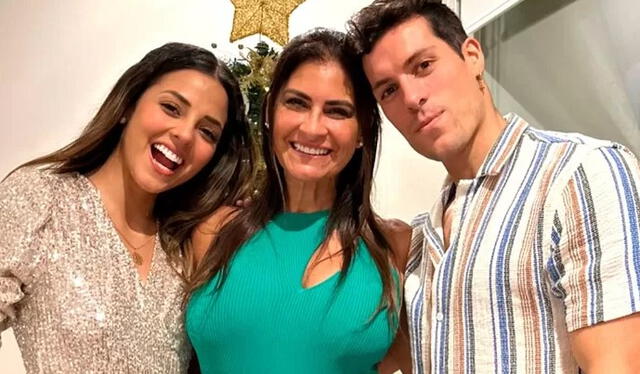  Luciana Fuster junto a Patricio Parodi y su madre. Foto: Instagram   