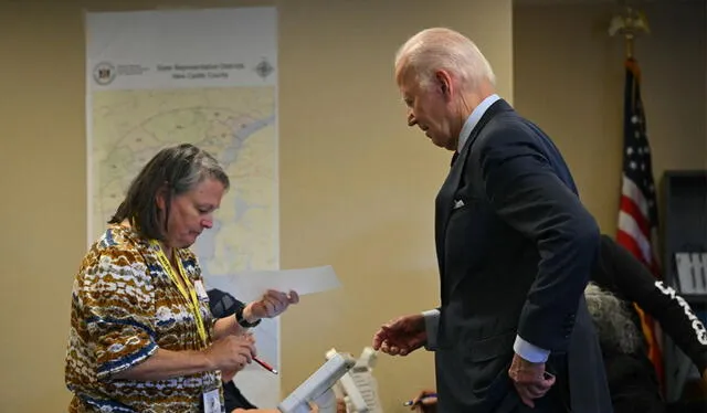 Joe Biden acudió hoy lunes 28 de octubre a dar su voto anticipado por las elecciones presidenciales. Foto: AFP   