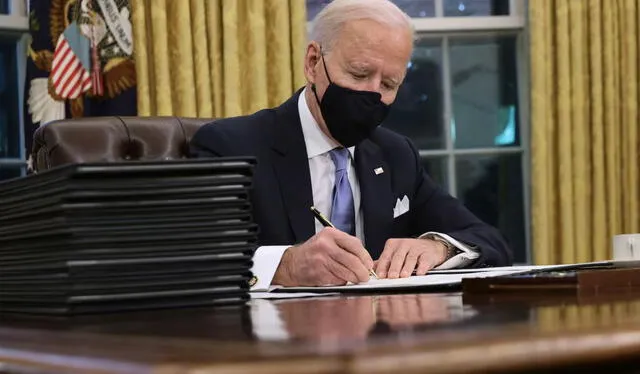 Joe Biden firma documento para que Estados Unidos regrese al Acuerdo de París. Foto: AFP   