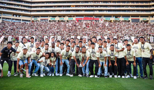  El plantel de la reserva fue homenajeada en uno de los partidos que Universitario disputó de local. Foto: Universitario    