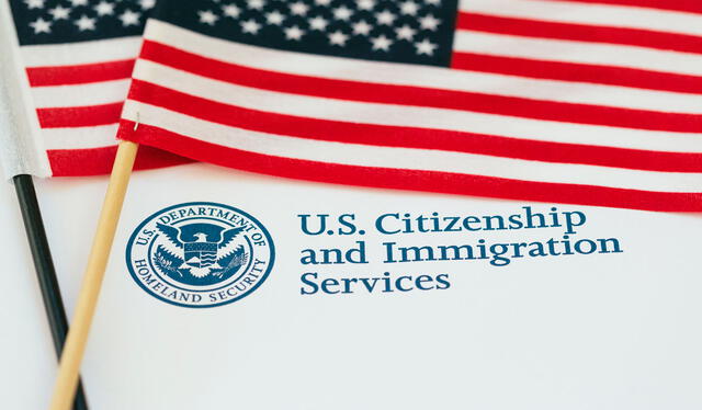  USCIS emitió un aviso en sus cuentas oficiales para advertir que aquellos que recibieron un mensaje deben responder lo más rápido posible. Foto: Btlaw   