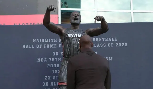 Dwyane Wade y su estatua. Foto: CNN   