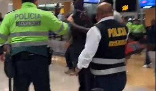 Altercado en el Aeropuerto Internacional Jorge Chávez. Policía Nacional intervino en el altercado. Foto: Percy Guzmán.   