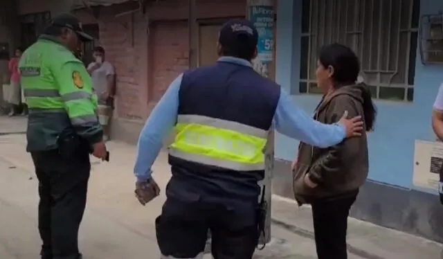  Personal de Serenazgo y Policía evitaron que hombre sea quemado. Foto: captura de pantalla/ América TV    