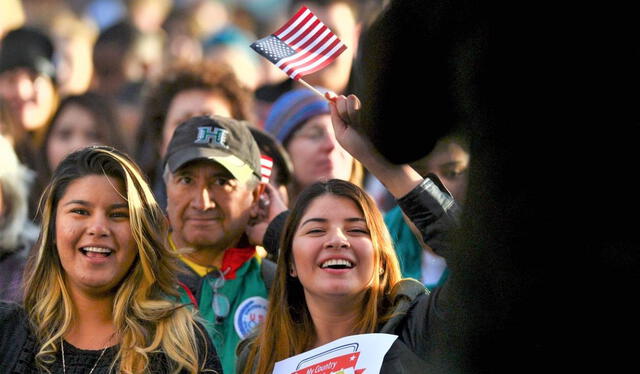 Caravanas de latinos en el mitin de Joe Biden. Foto: Nueva Sociedad   