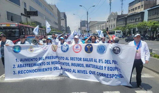 Manifestantes del sector salud exigen abastecimiento de medicamentos, insumos, materiales y equipos médicos. Foto: Kevinn García LR   