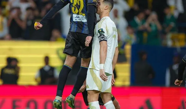  Muteb Almufarrij saltó en la cara de Cristiano Ronaldo para festejar su paso a cuartos de final de la Kings Cup. Foto: ESPN    