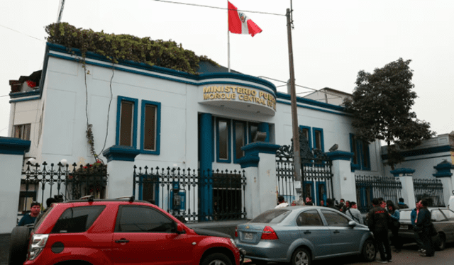 Trabajadores de la Morgue de Lima realizan necropsias con una sierra de construcción y un cuchillo de cocina debido a la falta de implementos. Foto: Andina.   