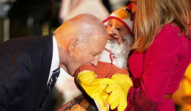 Joe Biden muerde la pierda de un bebé, vestido de pollo. Foto: Tamizhan Kural   