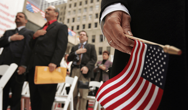  Las autoridades migratorias en Estados Unidos priorizan el "buen carácter moral" para mantener la ciudadanía americana. Foto: AARP   