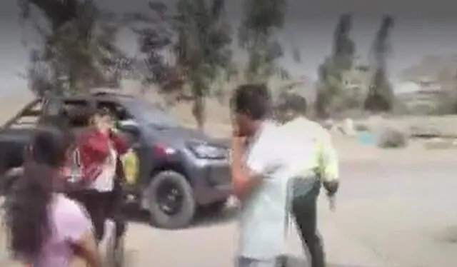  Familiares llegaron al lugar de los hechos. Foto: captura de pantalla/ América TV    