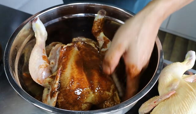  Típicamente, el pollo a la brasa se acompaña con papas fritas, ají pollero y ensalada. Foto: Abelca   