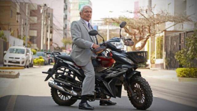  Roberto Moll es un diestro motociclista que va por las calles de Lima. Foto: Ernesto Carozzo    