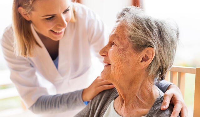 Cuidador de personas de la tercera edad. Foto: Mediplus  