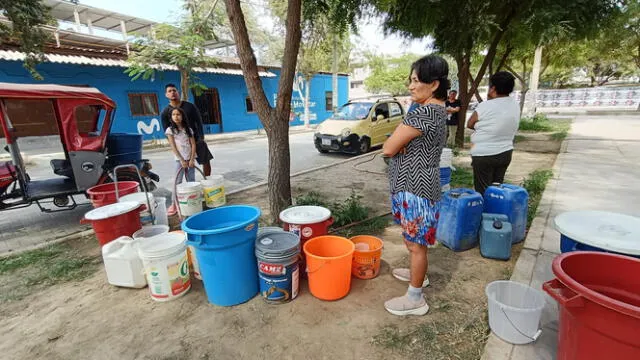 En otros sectores como el A.H. Talarita del distrito de Castilla, el cual no se incluyó en el estado de emergencia, los vecinos deben ir a un parque en busca de un caño bajo para conectar manguera y abastecerse. Ahí no pasó la cisterna. Foto: La República   