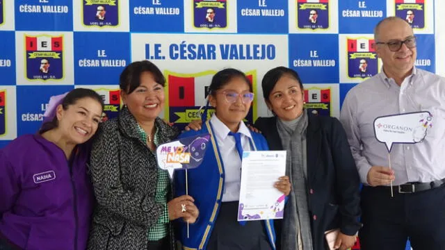  Recibimiento de los docentes de la I.E. César Vallejo a Anning. Foto: Andina    