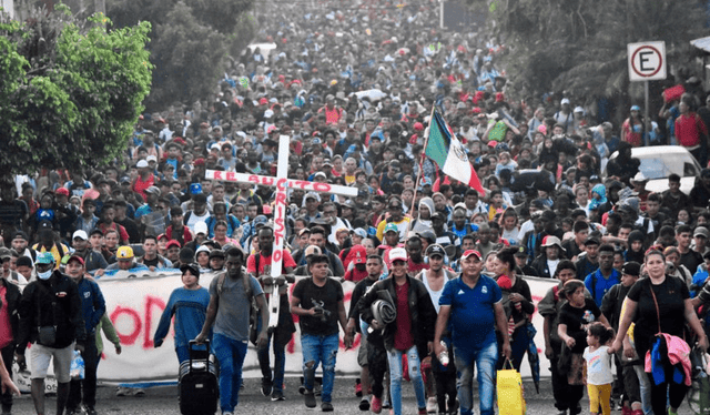  Miles de inmigrantes se desplazan hacia la frontera con EE. UU. en búsqueda de agilizar los trámites de los documentos migratorios. Foto: CNN en Español   