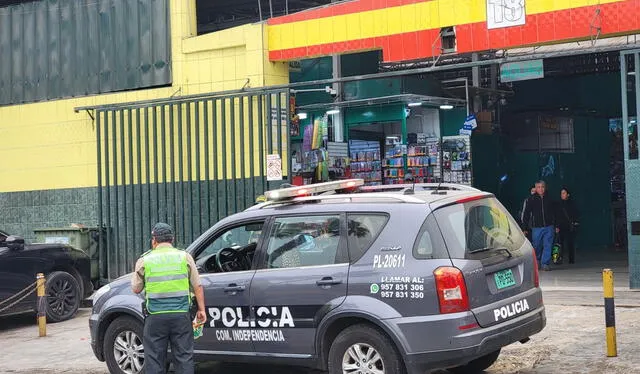 Policía Nacional recoge el testimonio de los comerciantes. Foto: Fiorella Alvarado LR.   