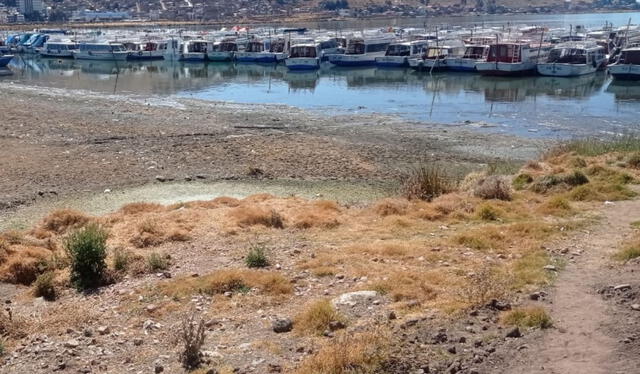 La disminución del agua en el Lago Titicaca pone en riesgo a las embarcaciones, pues no garantiza la navegabilidad. Foto: Andina.   