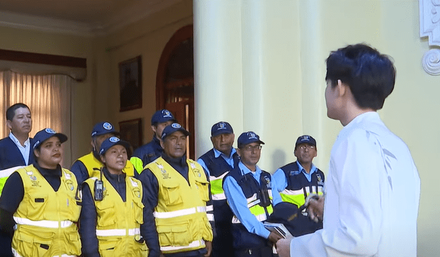  Simiao Wang es el instructor que enseña chino mandarín a serenos. Foto: Captura Latina Noticias   