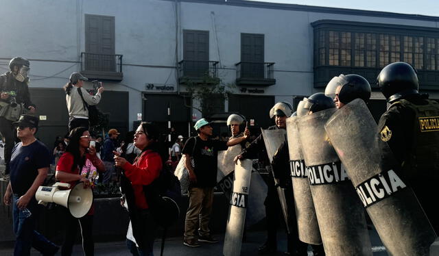 Presencia de policías durante paro de transportistas en Perú