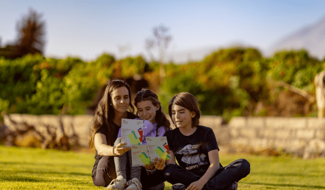  Gabriela González y sus hijos Paula y Vicente.    