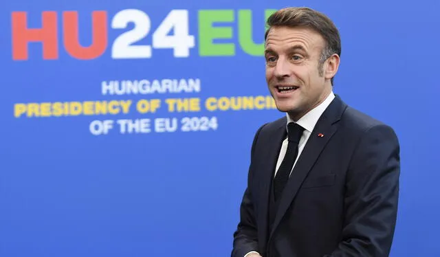 Durante una cumbre en Budapest, el presidente francés propuso un “despertar estratégico” europeo, enfatizando la necesidad de fortalecer la industria y promover preferencias locales en la producción. Foto: AFP   