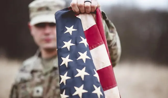 Las celebraciones incluyen desfiles, discursos y ceremonias en memoria de los caídos, destacando la dedicación y sacrificio de los veteranos en defensa de la libertad y la seguridad del país. Foto: Tiempo Latino   