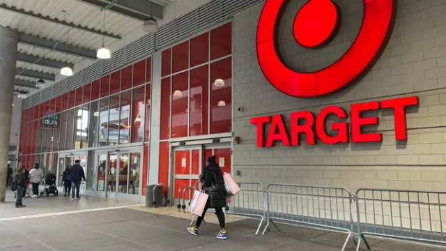 También recomienda descargar la aplicación de Target, que ofrece cupones exclusivos y facilita el proceso de devoluciones. Los compradores pueden optimizar su experiencia y ahorrar significativamente. Foto: CNBC   