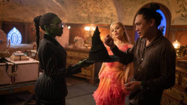  Jon M. Chu director de película ‘Wicked’ con las actuaciones de Ariana Grande y Cynthia Erivo. Foto: difusión    