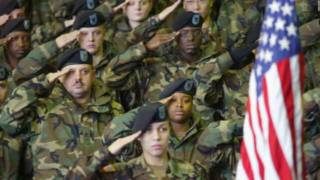 El ejército de Estados Unidos cuenta con aproximadamente 2,86 millones de efectivos en 2024. Los salarios varían según rango, alcanzando hasta 18,492 dólares mensuales para generales. CNN en Español   