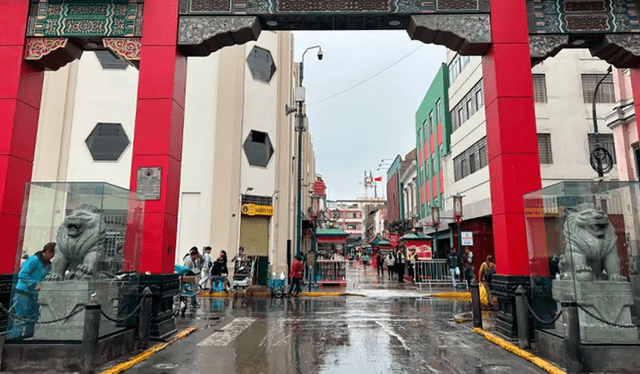  Los Leones de Fu fueron ubicados en el arco de la calle Capón para celebrar los 168 años de la inmigración china. Foto: Exitosa.    