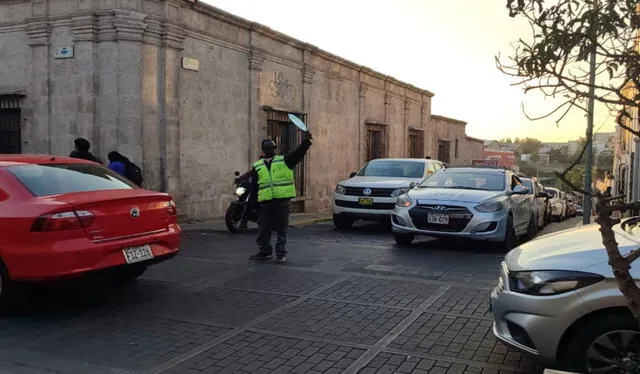 Tránsito en zona céntrica es complicada debido a que una de las calles tiene pendiente. Foto: Diario El Pueblo    