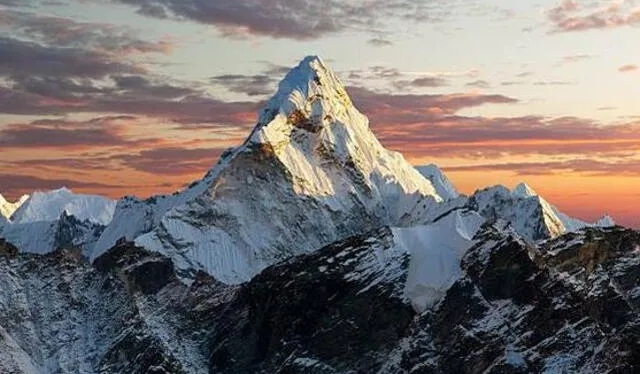  Conocido también como "el techo del mundo", escalar el Everest requiere una preparación física y mental extrema. Foto: El Confidencial   