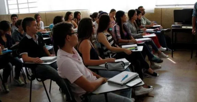 Muchos estudiantes peruanos optan por cursar una carrera al terminar la secundaria. Foto: Andina    