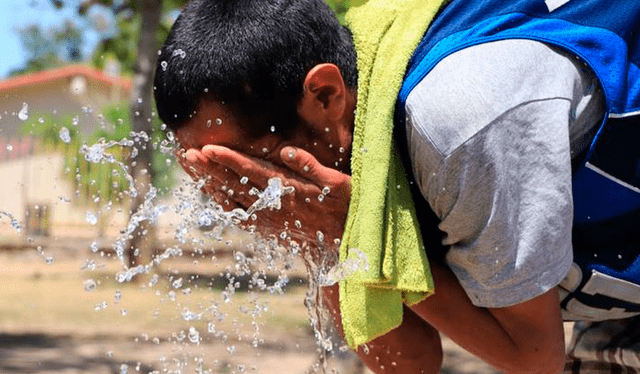 Indeci recomienda a la población a mantenerse hidratado en todo momento para evitar posibles golpes de calor. Foto RCR Perú.   