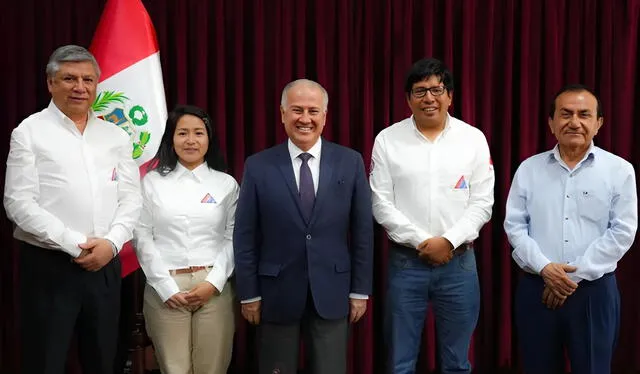  Investigadores de la UNI: Fernando García, Brigitte Puchoc, Mary Mollo, Boris Quiquia y Melisa Vásquez    