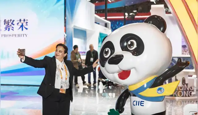 Una expositora posa para una fotografía en el estand de China durante la VII Exposición Internacional de Importaciones de China (CIIE, por siglas en inglés), en Shanghai, en el este de China, el 7 de noviembre de 2024.   