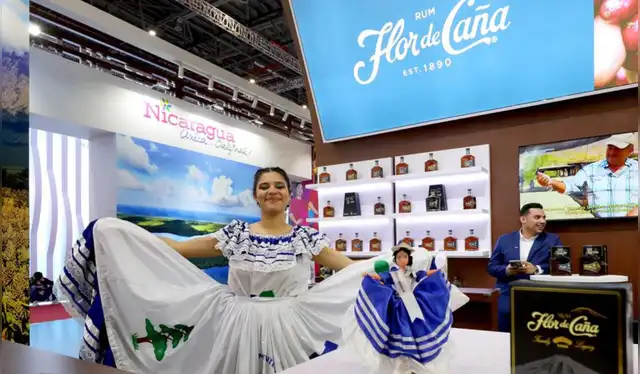 Una expositora presentando un vestido tradicional en el estand de Nicaragua durante la VII Exposición Internacional de Importaciones de China (CIIE, por siglas en inglés), en Shanghai, en el este de China, el 7 de noviembre de 2024.   