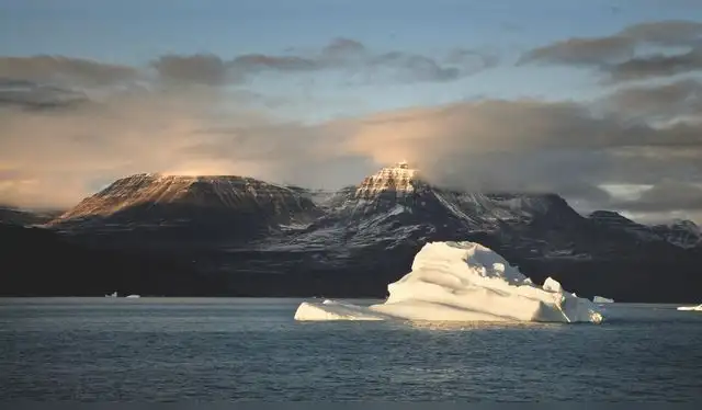 Groenlandia, la mayor isla del mundo, es conocida por su vasta capa de hielo que cubre el 80% de su superficie. Foto: Viajar El Periodico Groenlandia, la mayor isla del mundo, es conocida por su vasta capa de hielo que cubre el 80% de su superficie. Foto: Viajar El Periodico