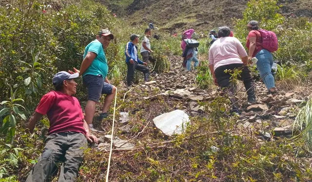 Personas ayudan a rescatar cuerpos de personas fallecidas en Puno.