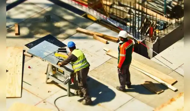 La reflexión sobre la vida laboral en EE.UU. abre un debate sobre la búsqueda del sueño americano y la importancia de entender la realidad económica al llegar al país. Foto: IberoNews La reflexión sobre la vida laboral en EE.UU. abre un debate sobre la búsqueda del sueño americano y la importancia de entender la realidad económica al llegar al país. Foto: IberoNews