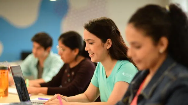 Asiste Perú propone la implementación de clases semipresenciales o remotas para los estudiantes de Beca 18 que no puedan salir de sus regiones. Foto: Difusión   