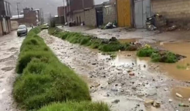 Las intensas lluvias están ocasionando huaicos en la zona. Ante ello, se realizan trabajos de limpieza para mitigar el problema. Foto: Andina   