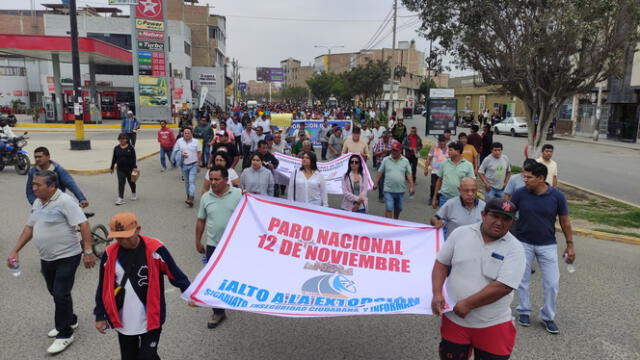  Alrededor de 2.000 transportistas marcharon ayer por las calles de Chiclayo por la ola de delincuencia. Foto: La República   