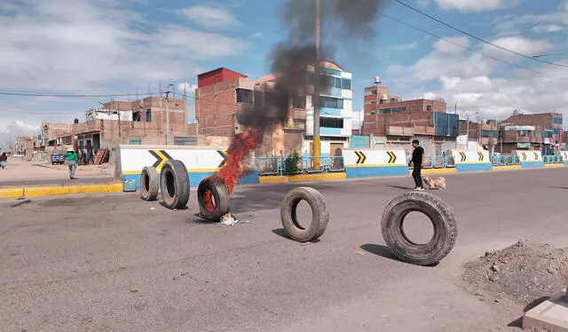 Queman llantas para cerrar vías en Puno